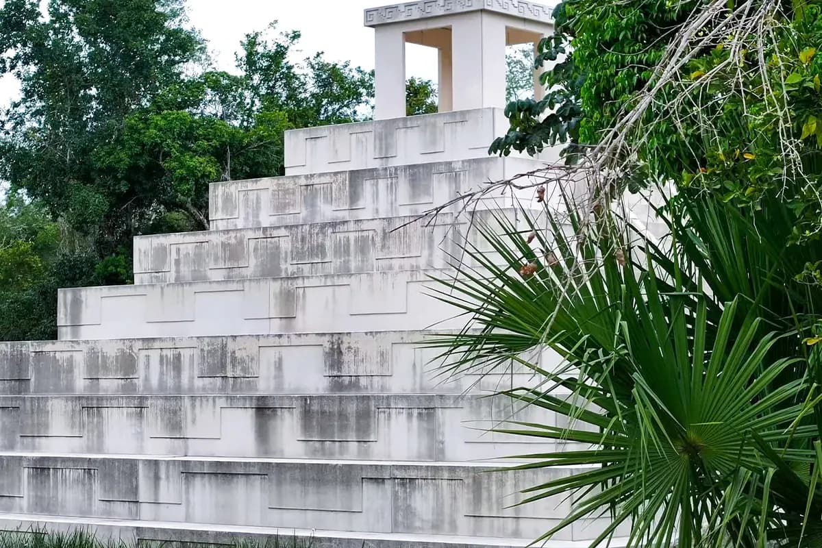 Pirámide escalonada con palmera