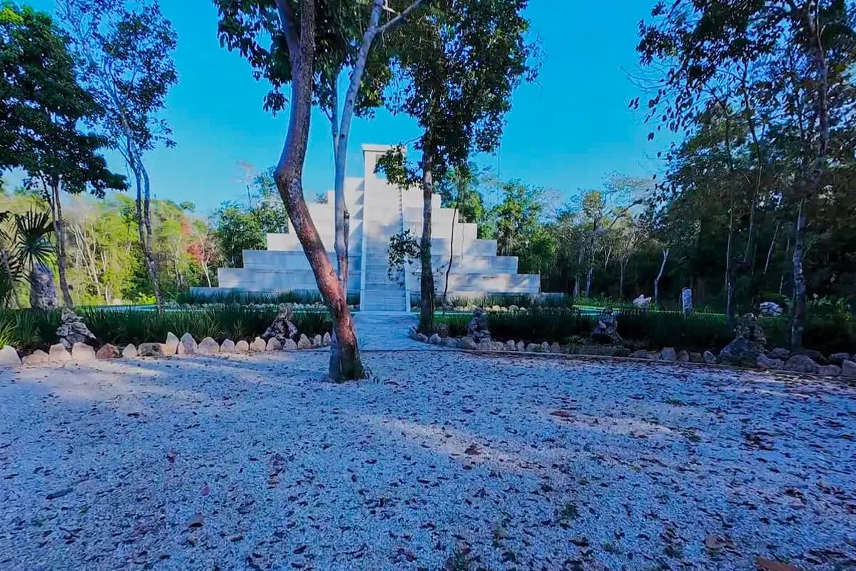Pirámide al atardecer entre árboles