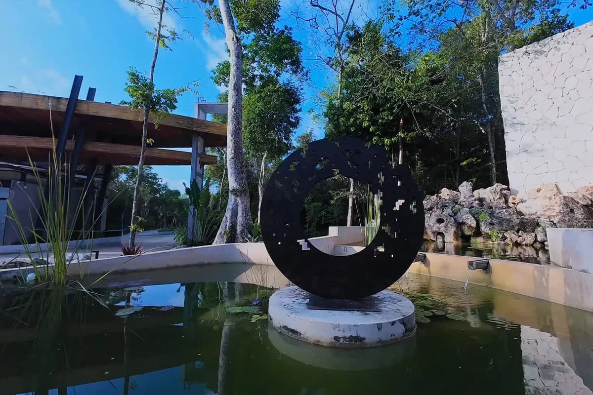 Escultura circular en laguna