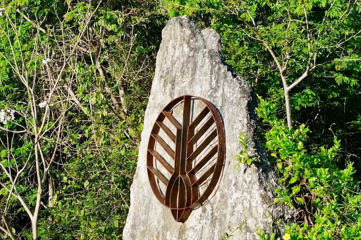 Emblema MUKTA tallado en piedra