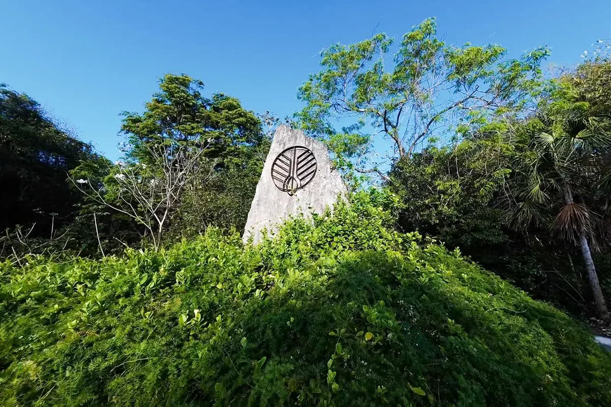 Monolito MUKTA en jardín
