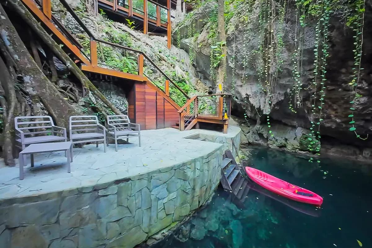 Cenote con palapa y kayak