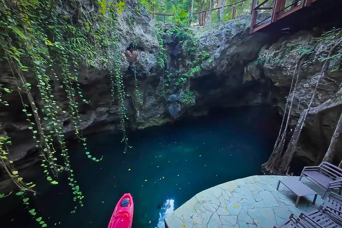 Cenote vista frontal con vegetación colgante