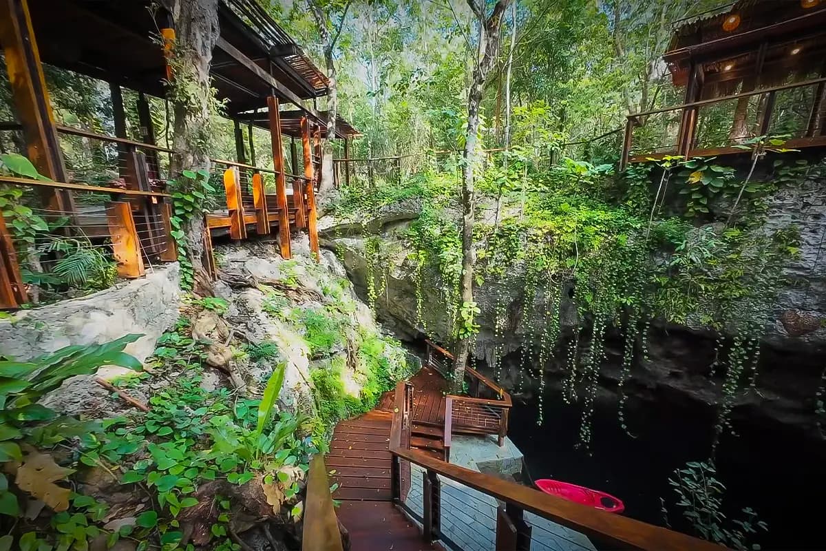 Cenote con palapa lateral